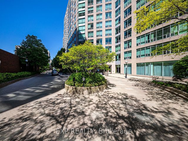 PH113 - 942 Yonge St