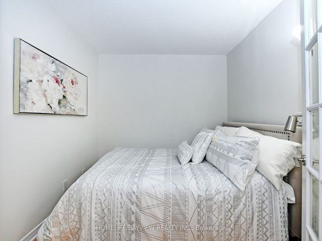 1207 - 736 Spadina Ave