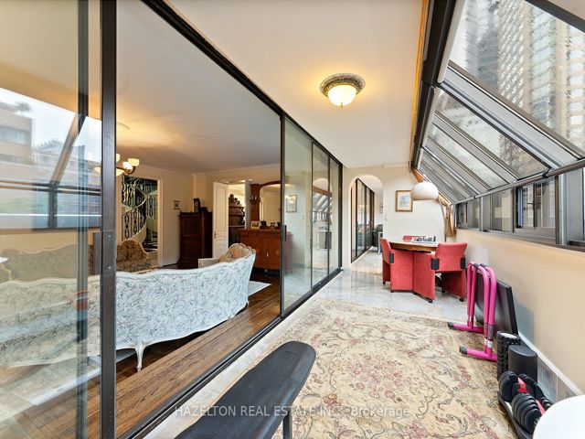 402 - 18A Hazelton Ave