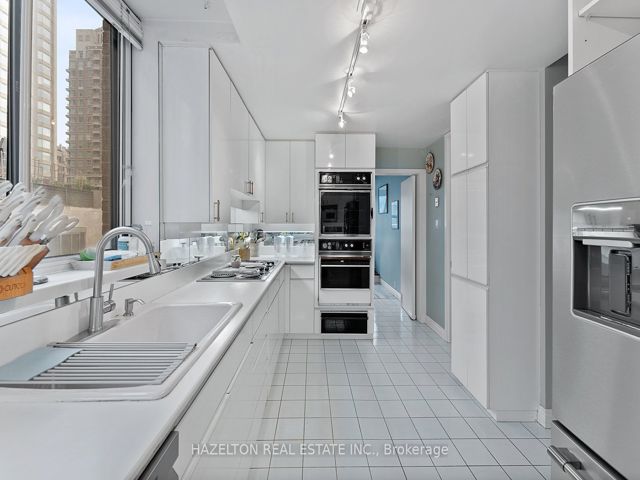 402 - 18A Hazelton Ave