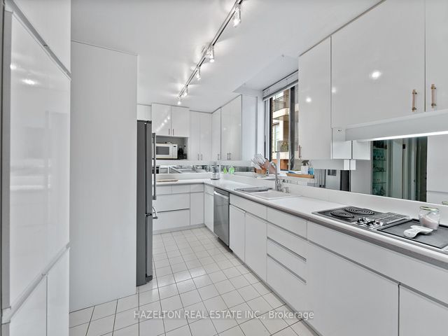 402 - 18A Hazelton Ave