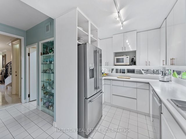 402 - 18A Hazelton Ave