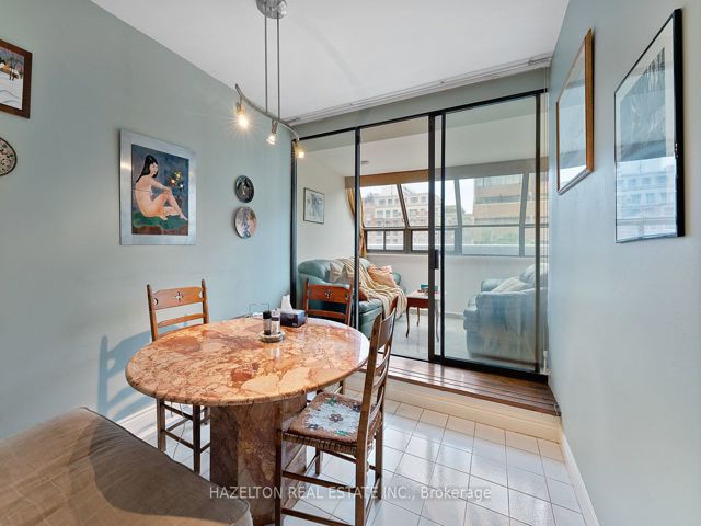 402 - 18A Hazelton Ave