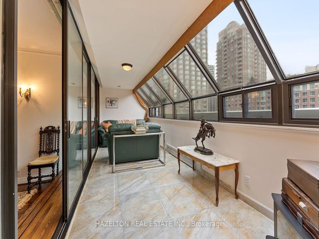 402 - 18A Hazelton Ave