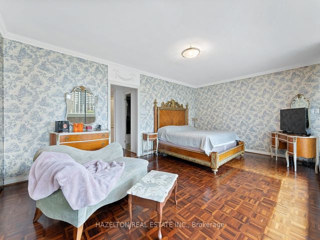 402 - 18A Hazelton Ave