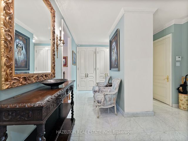 402 - 18A Hazelton Ave