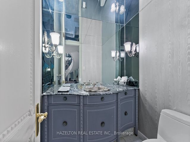 402 - 18A Hazelton Ave