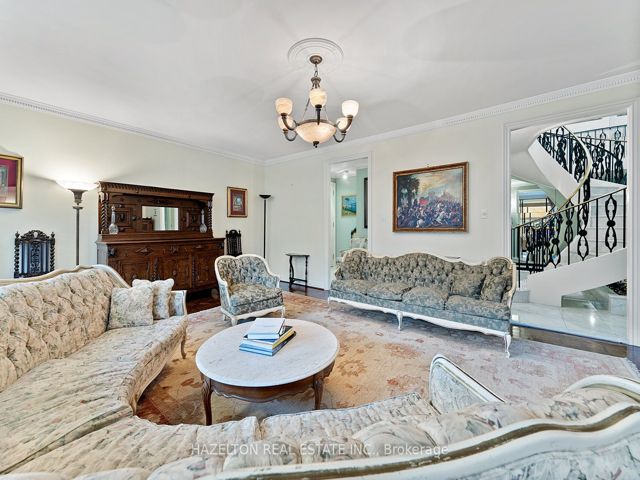 402 - 18A Hazelton Ave