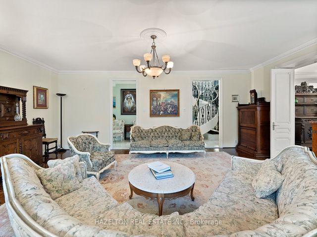 402 - 18A Hazelton Ave