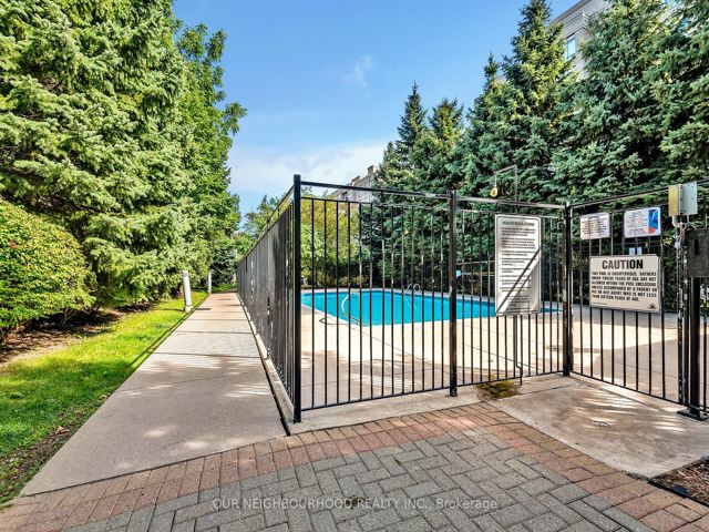 813 - 1720 Eglinton Ave E