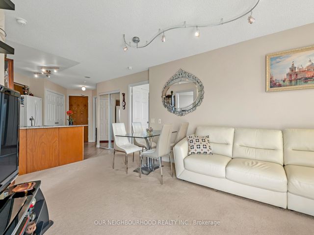 813 - 1720 Eglinton Ave E