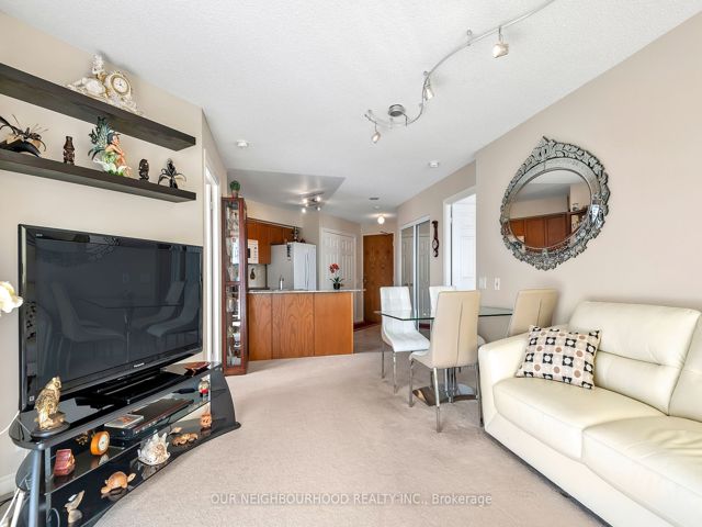 813 - 1720 Eglinton Ave E