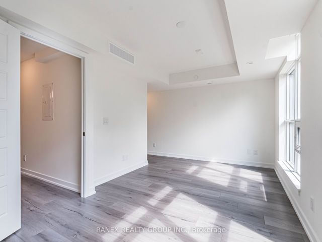 21 - 851 Sheppard Ave W