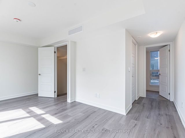 21 - 851 Sheppard Ave W