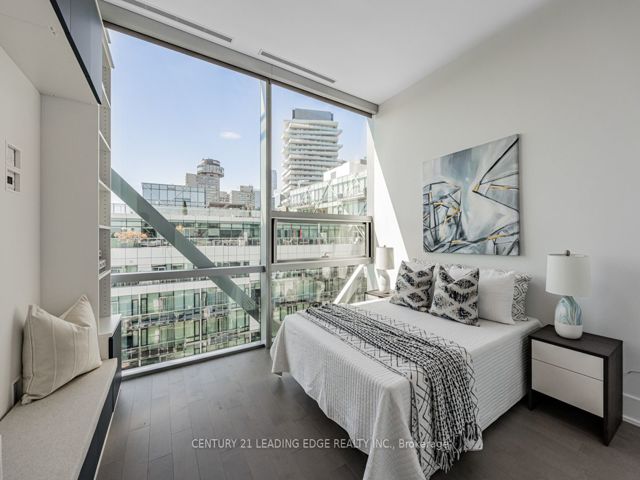 1211 - 39 Queens Quay E