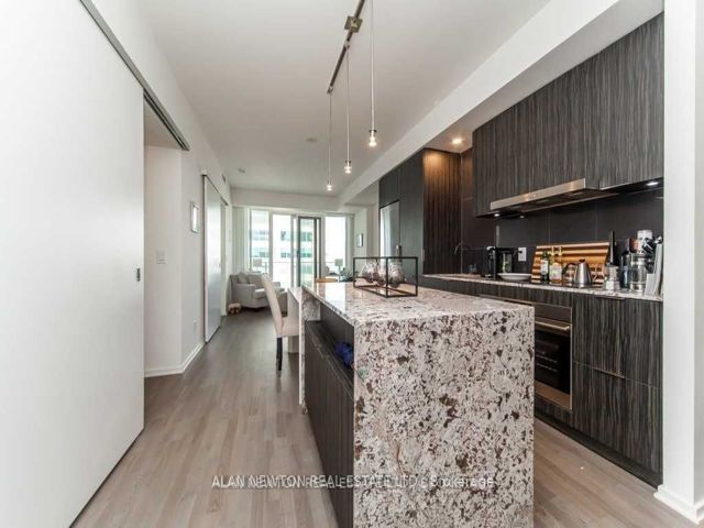 1611 - 1 Bloor St E