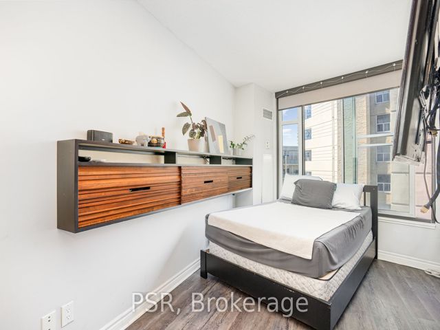 921 - 650 Queens Quay  W