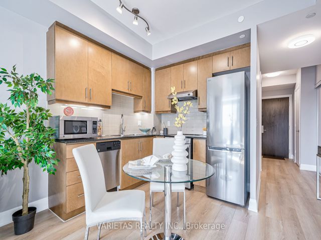 1012 - 68 Canterbury Pl