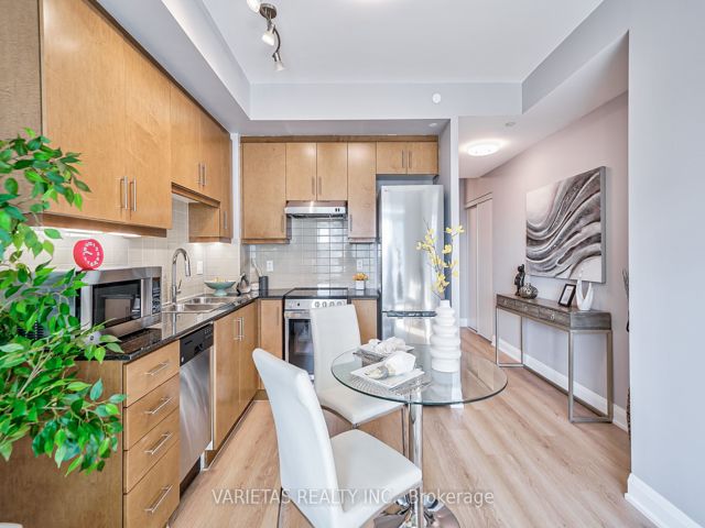 1012 - 68 Canterbury Pl