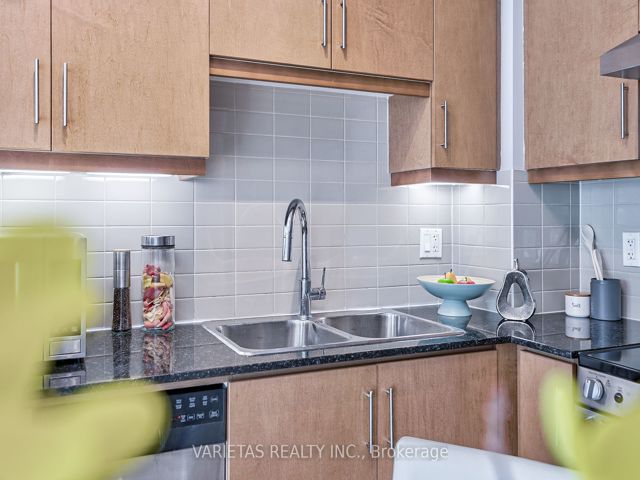 1012 - 68 Canterbury Pl