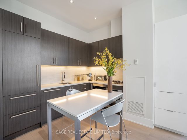 1124 - 39 Queens Quay E