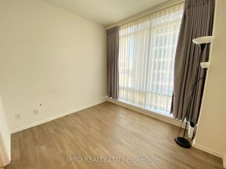 1004 - 1 Bloor St E