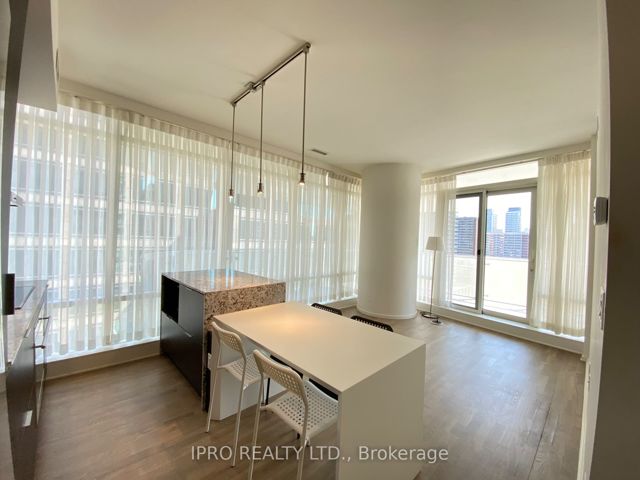 1004 - 1 Bloor St E