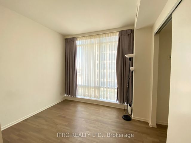 1004 - 1 Bloor St E