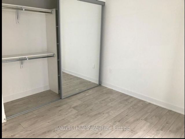 421W - 27 Bathurst St E