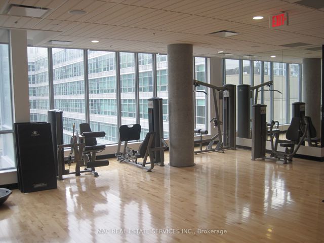 411 - 375 King St W