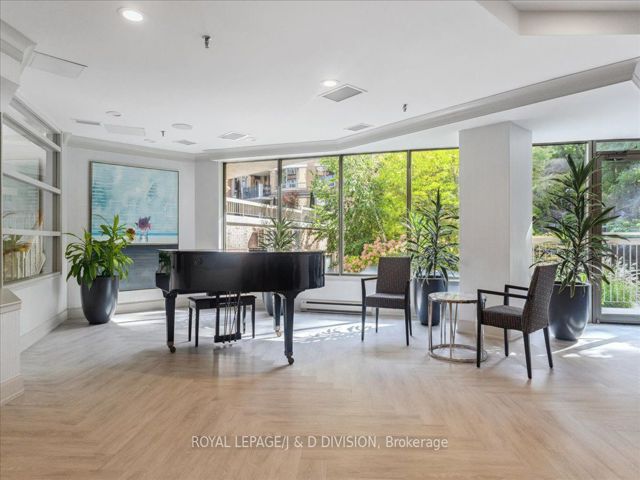 PH9 - 3800 Yonge St