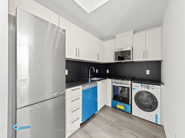 2nd - 58-861 Sheppard Ave W