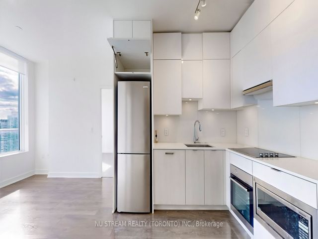 PH06 - 195 Redpath Ave