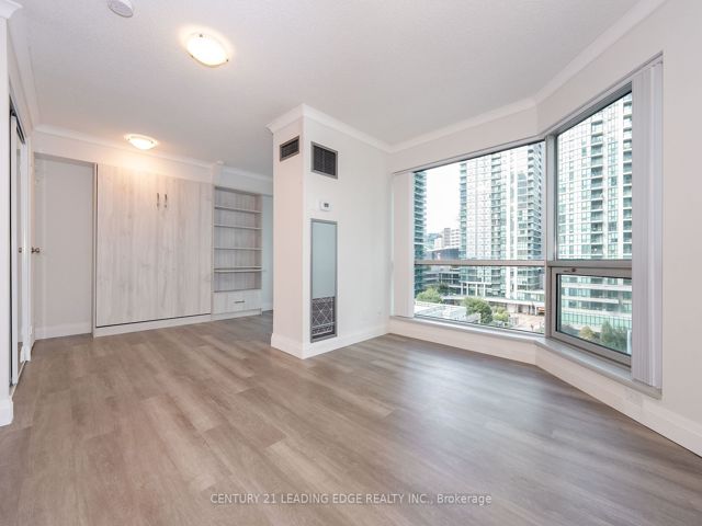 702 - 10 Queens Quay W