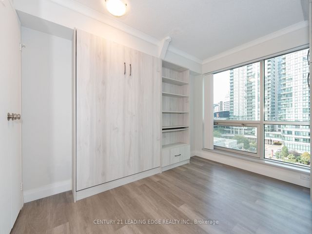 702 - 10 Queens Quay W