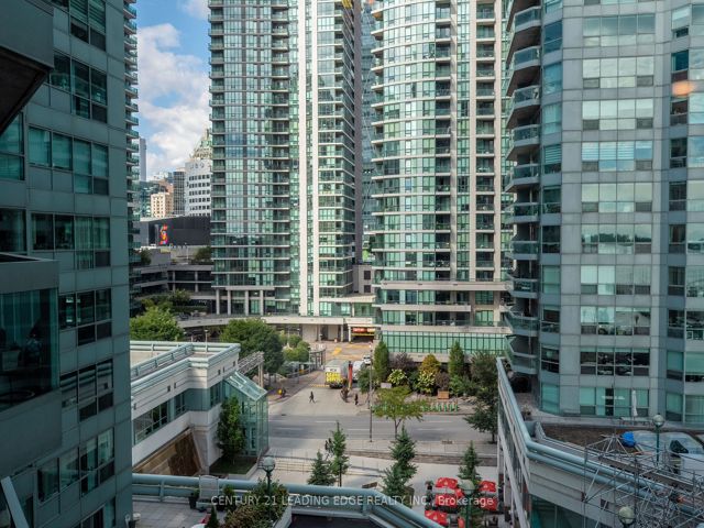 702 - 10 Queens Quay W