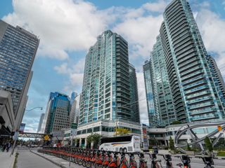 702 - 10 Queens Quay W