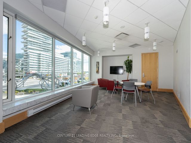 702 - 10 Queens Quay W