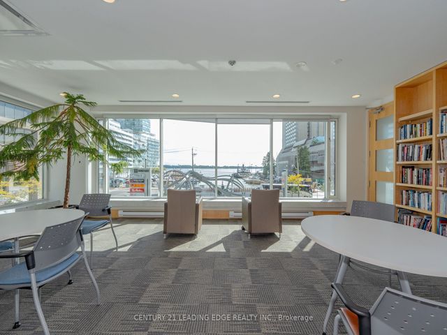 702 - 10 Queens Quay W