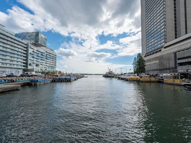 702 - 10 Queens Quay W