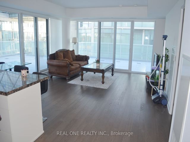 1004 - 15 Queens Quay E