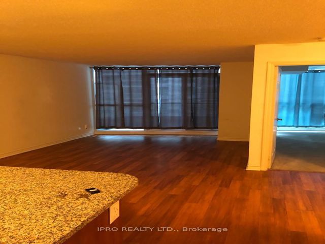 512 - 19 Grand Trunk Cres W