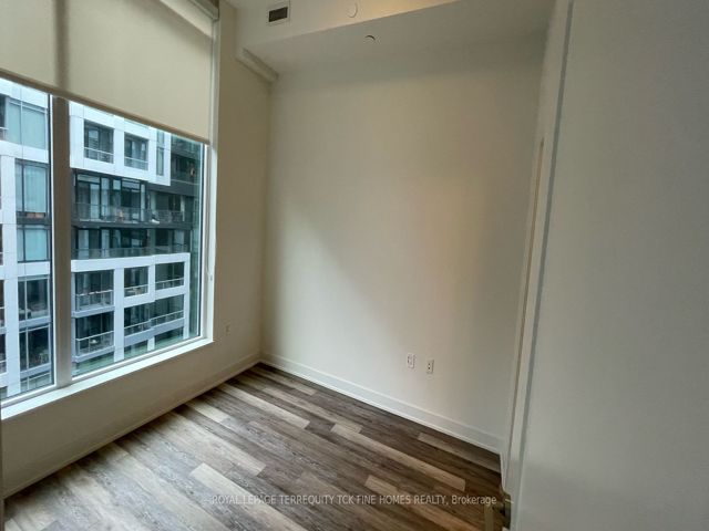 816W - 27 Bathurst St