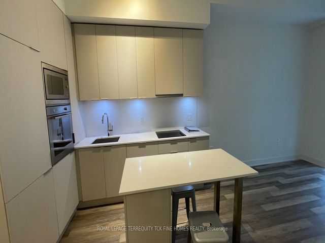 816W - 27 Bathurst St