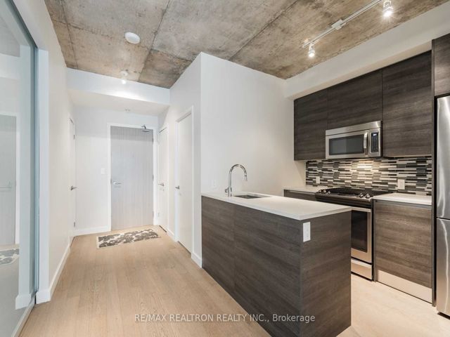 1010 - 111 Bathurst St