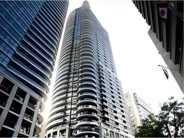 202 - 21 Carlton St