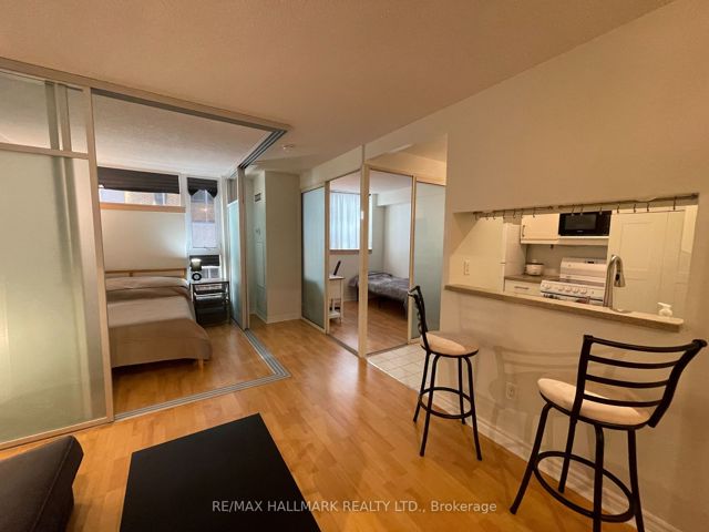 913 - 1055 Bay  (Furnished & Prkng) St