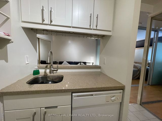 913 - 1055 Bay  (Furnished & Prkng) St