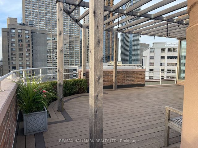 913 - 1055 Bay  (Furnished & Prkng) St