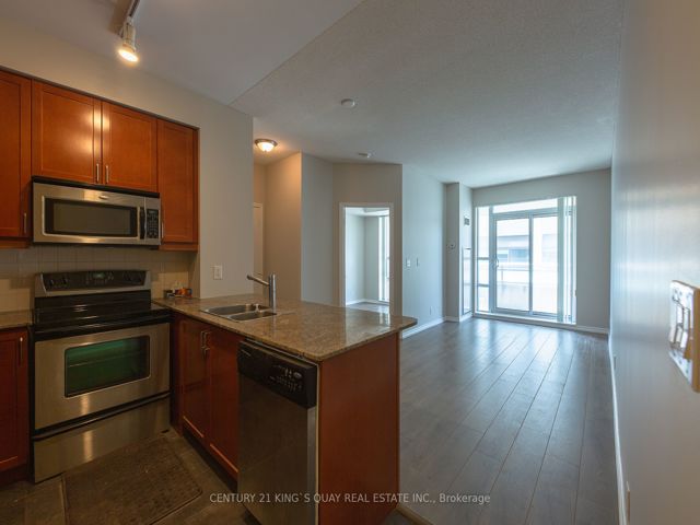 301 - 736 Spadina Ave